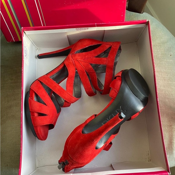 NEW: DKNY strappy fabric red platform heels 🔥 size 8 - Picture 2 of 3
